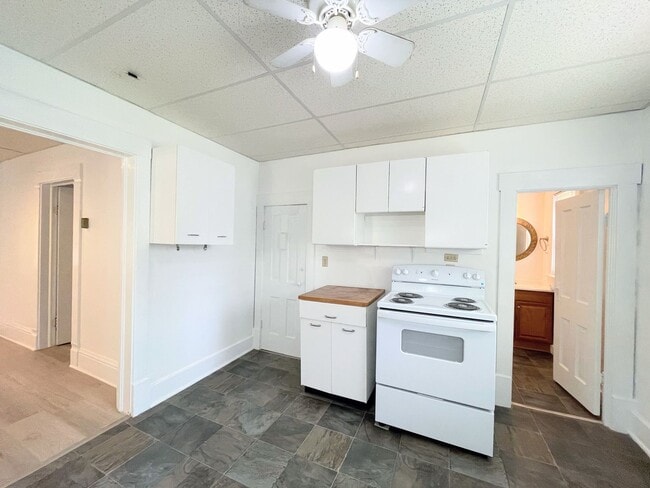 Building Photo - Spacious 2 bedroom with garage