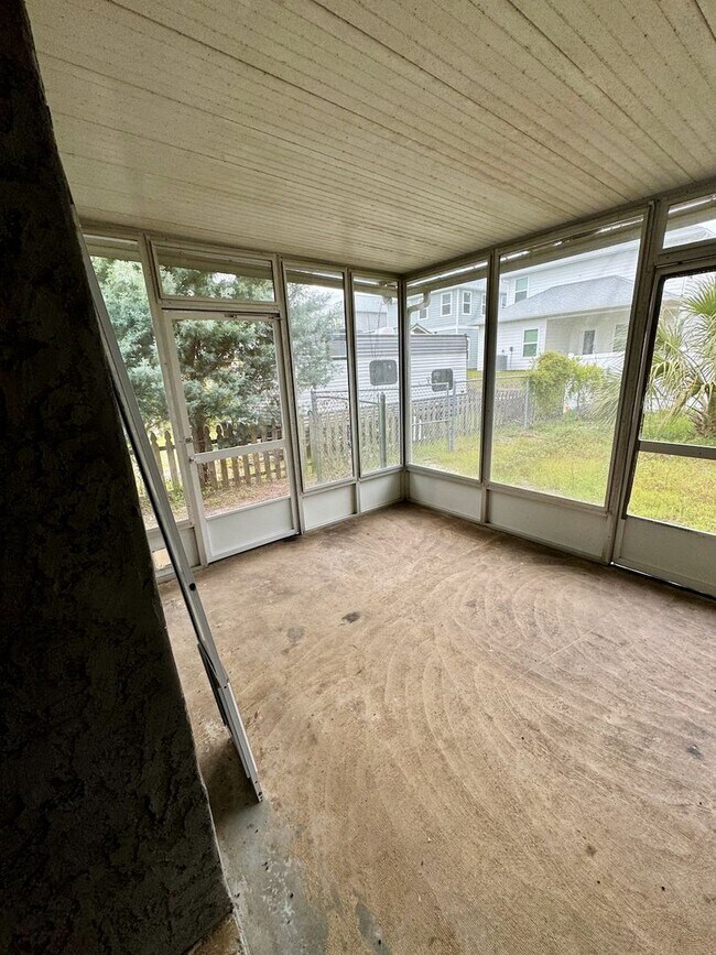 Building Photo - 3 bedroom home with large yard on the west end!