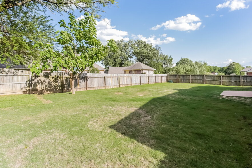 Building Photo - 4064 Sidlehill Dr