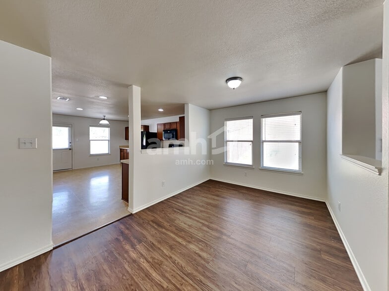 Building Photo - 110 Daisy Dr