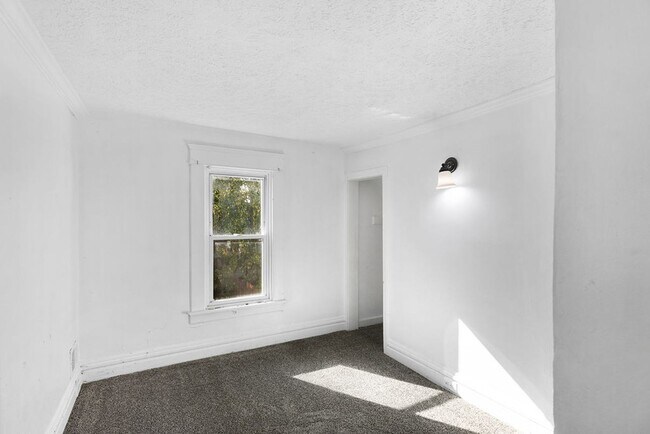 Building Photo - Centrally Located to Downtown Lansing