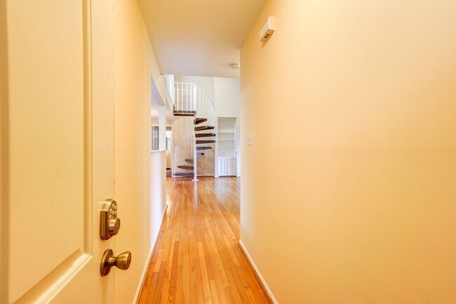 Building Photo - Beautiful 2-Bedroom 2-Bathroom Condo with ...