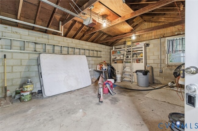Building Photo - 525 James Ave