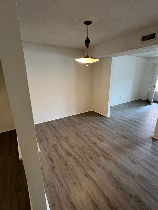 Building Photo - Large Townhouse in Virginia Beach with a Fenced Yard!