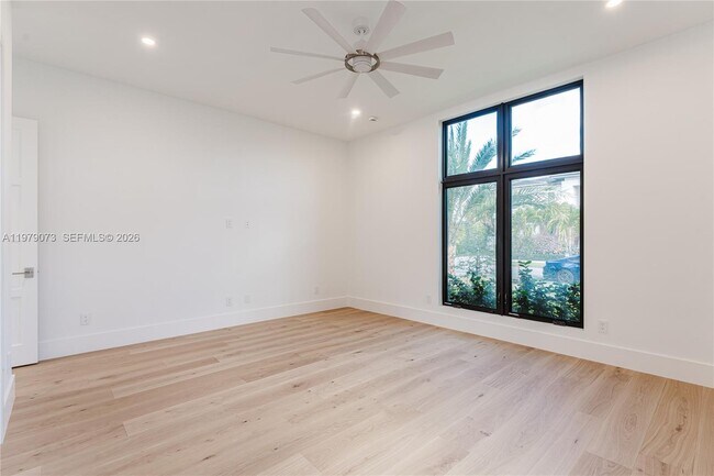 Building Photo - 464 NE 6th St