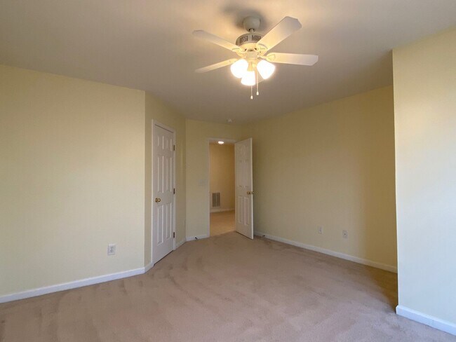 Building Photo - Updated 3 Bed, 2.5 Bath Townhome Available in Mauldin!