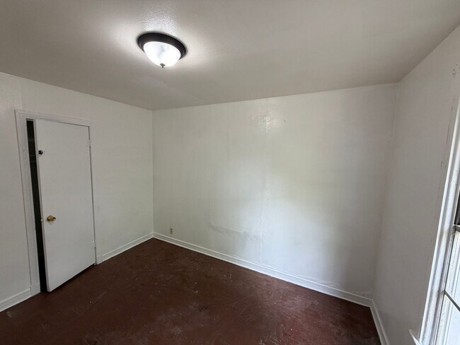 Building Photo - Remodeled 3 Bedroom Home with bonus room!