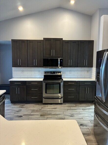 Building Photo - 867 Park Valley Cir