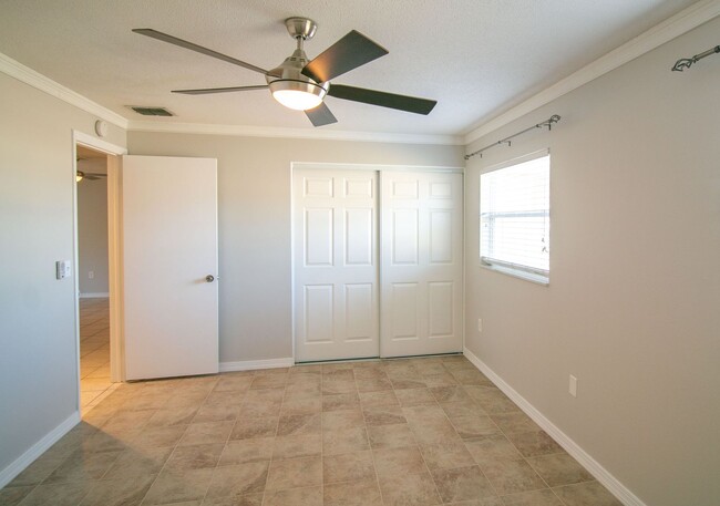 Building Photo - Fantastic 2 bedroom home all tile floors a...