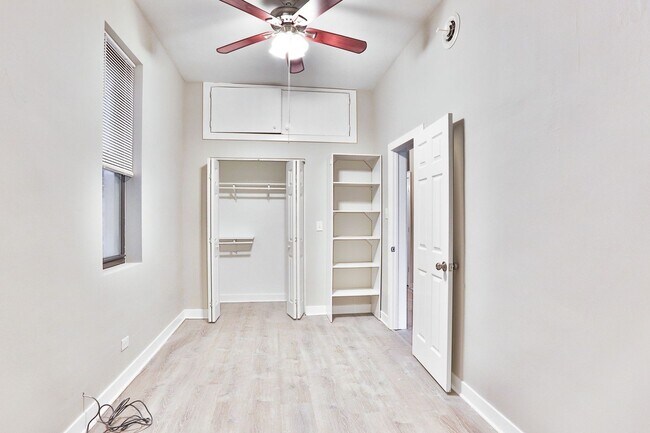 Building Photo - HUGE Condo Quality 4bed/2bath in Hot Wicker Park! Central Air! In-Unit Laundry! Deck! FREE Internet!
