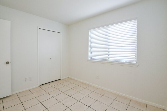 Building Photo - 5635 Greenhill Forest Dr