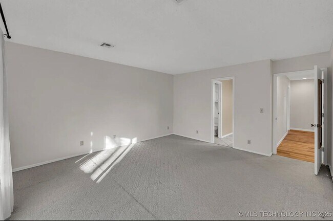 Building Photo - Gorgeous Condo in The Gated Community of The Timbers!