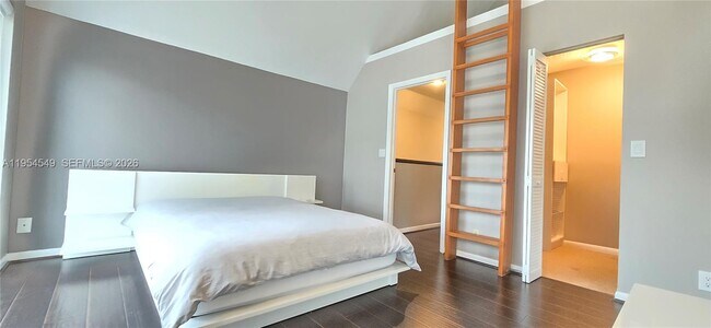 Building Photo - 1000 SE 2nd St