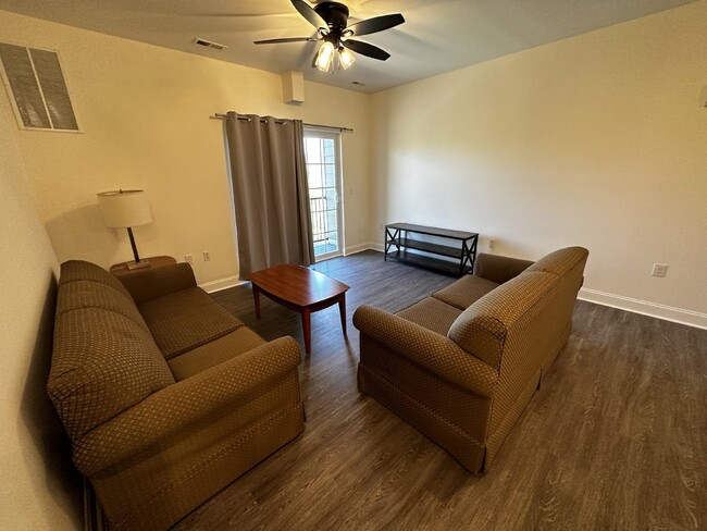 Building Photo - 2 Bed / 2 Bath Apartment (Available now) F...