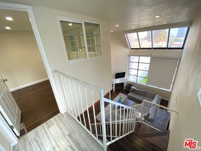 Building Photo - 11636 Montana Ave