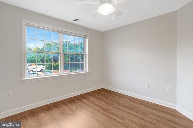 Building Photo - 6924 Fairfax Dr