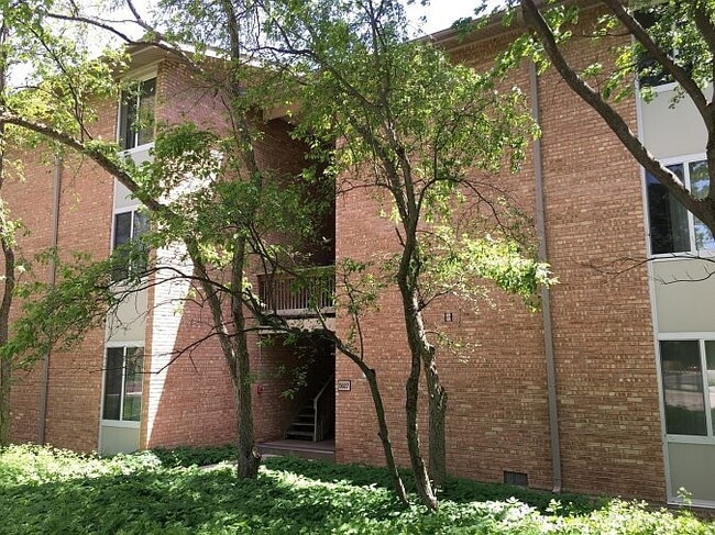 Building Photo - "Charming 2-Bedroom Retreat in Lisle with Spacious Living – 850 Sq Ft of Comfort!"