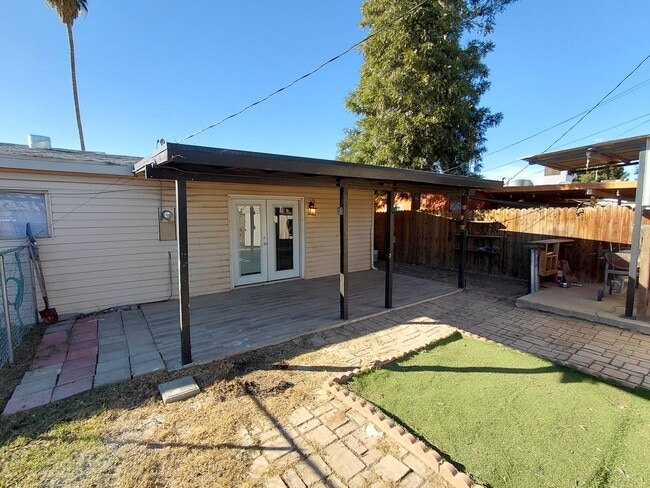 Building Photo - Spacious 3-Bedroom Home