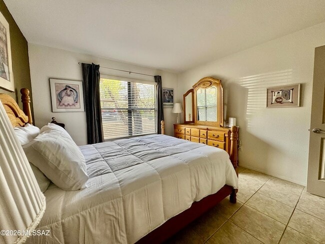 Building Photo - 5855 N Kolb Rd