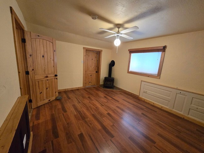 Building Photo - *LEASE PENDING* For Rent: 2 Bed/1 Bath Hom...