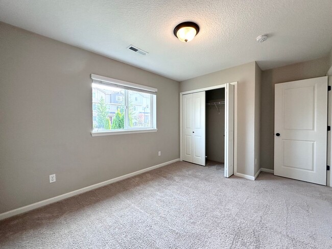 Building Photo - Stunning Modern 5 Bed 3 Bath Home in North...