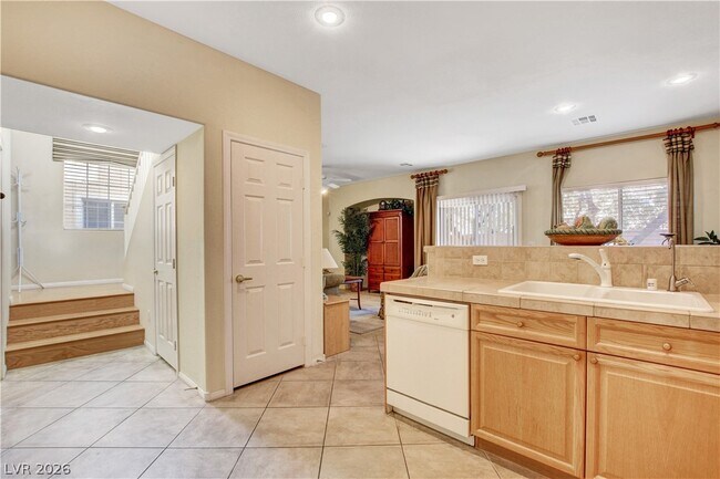 Building Photo - 251 Queens Ct