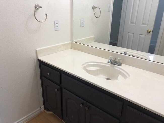 Building Photo - 5 Bedrooms in Richardson!