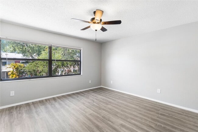 Building Photo - 2bedroom 1.5 Bath Town home ** January Ren...