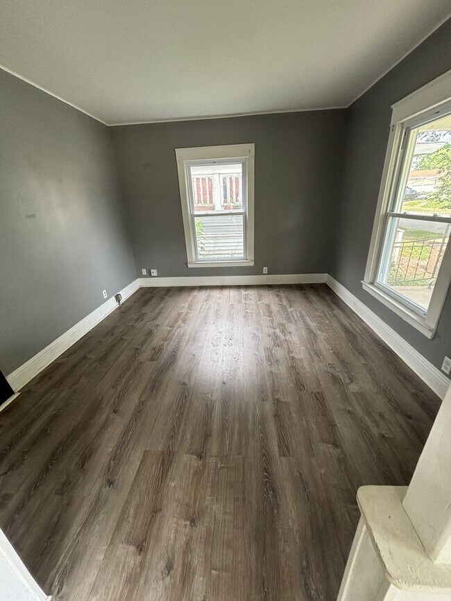 Building Photo - Large 3 Bedroom 1 Bathroom House PENDING