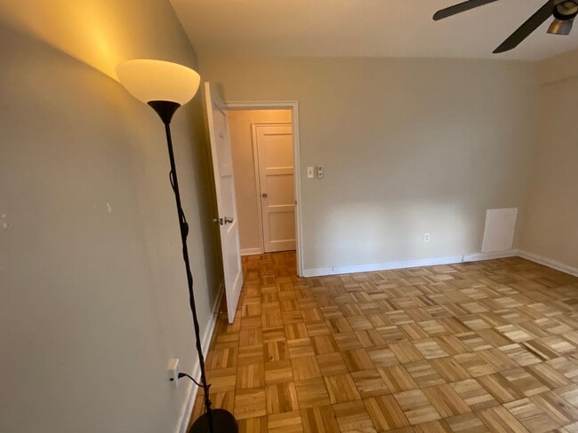 Building Photo - Charming 1 Bed 1 Bath Mid-Rise Condo In We...