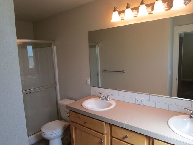 Building Photo - 3 Bedroom, 2 Bathroom Home with Ample Sola...