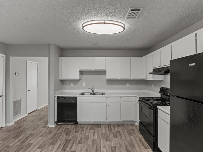 Building Photo - Three Bedroom/Two Bath Townhome