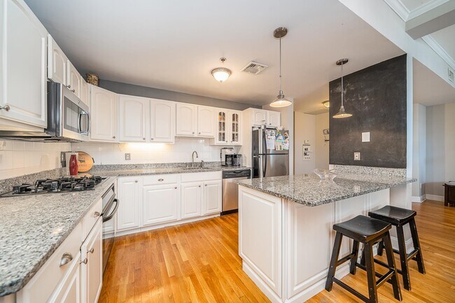 Building Photo - 233 Monroe St