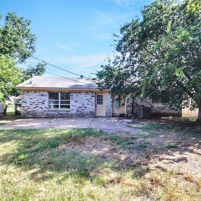 Building Photo - 3901 Royal Crest Dr