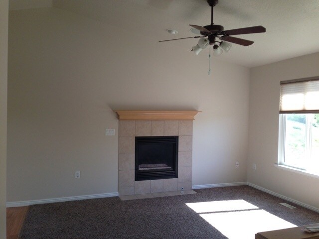 Living room empty - 1997 N 1250 E