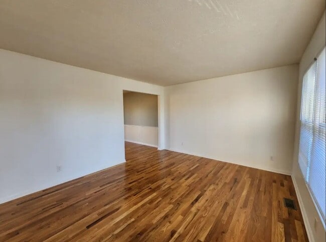 Building Photo - A cozy 3 bedroom, one bathroom house!