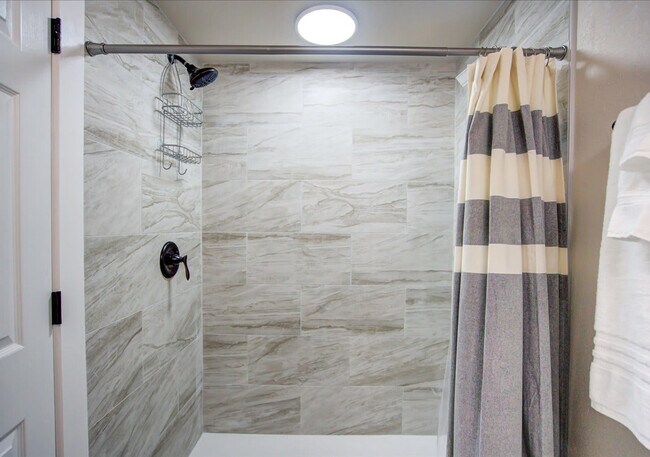 Building Photo - 156 Rodney Ct