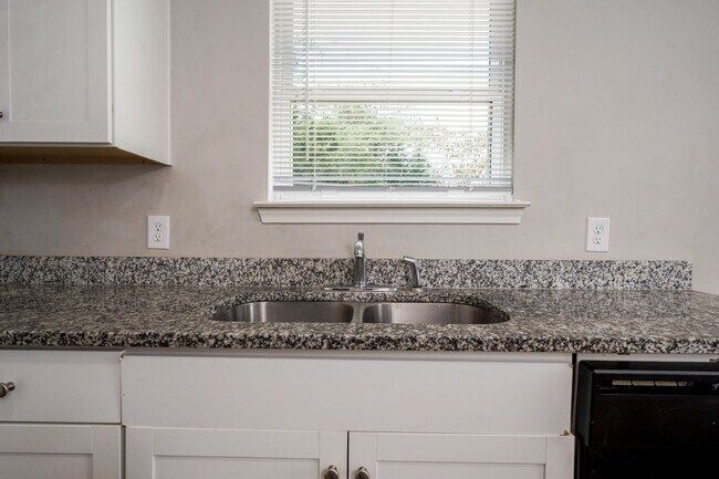 Building Photo - Nice 3 Bed 2 Bath House Available Now! Call to Schedule a Tour!