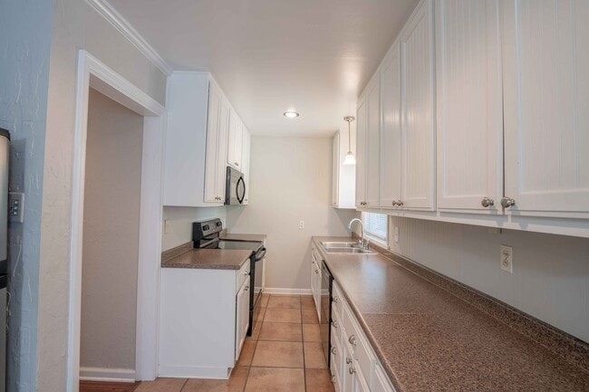 Building Photo - 3 Bed | 2 Bath in Midtown!