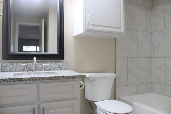 Building Photo - *** SPECIAL $300 OFF 1ST MONTH’S RENT***Available Now! Best Value in North OKC – Comfortable Cond...