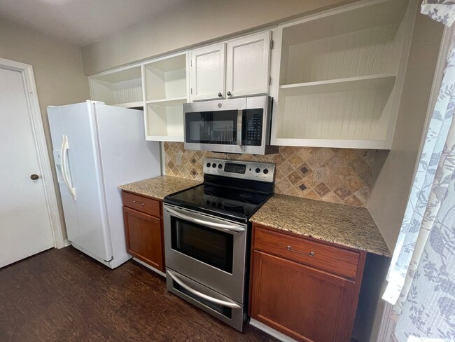 Building Photo - Townhome in Gated Community