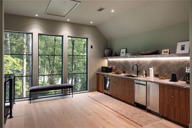 Building Photo - 725 Rocky Point Dr