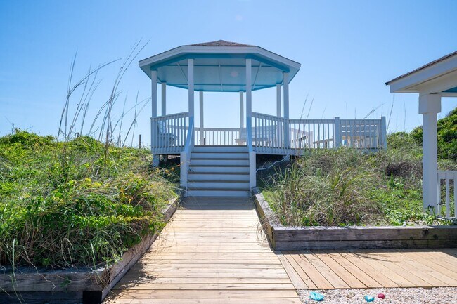 Building Photo - PERFECT OFF-SEASON BEACH GETAWAY