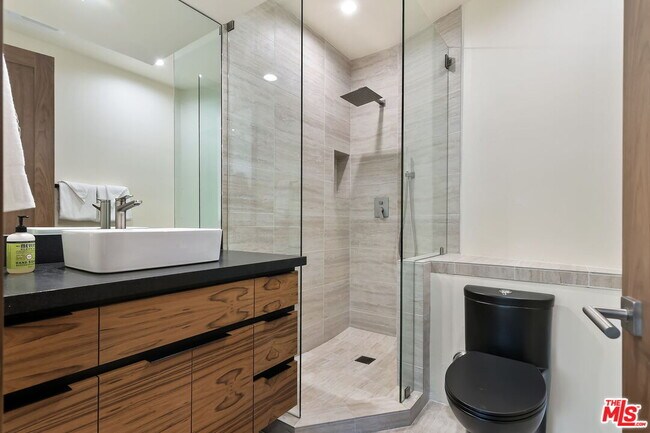 Building Photo - 3843 Rambla Pacifico St