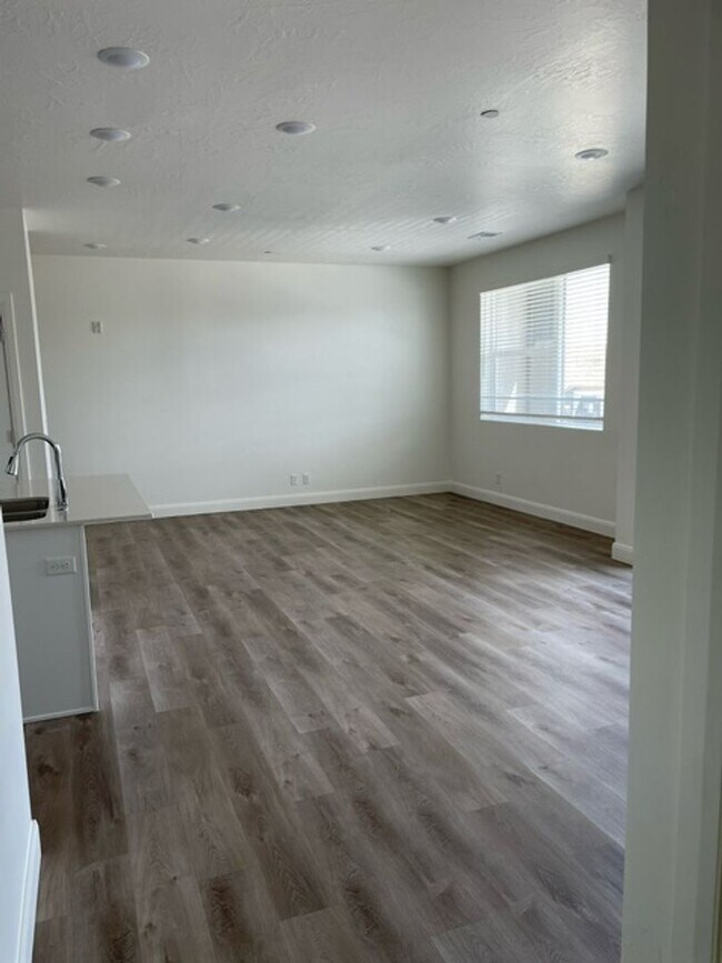 Building Photo - 3 Bedroom Condo in Desert Color with Flexible 6-12 Month Lease