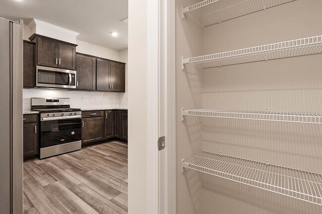 Building Photo - Cozy Townhome with 2 car garage!