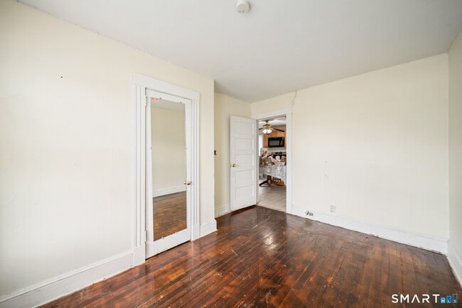 Building Photo - 143 Divinity St
