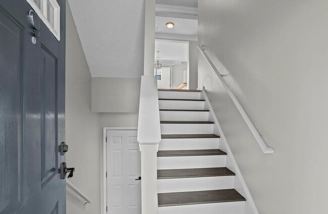 Building Photo - 216 Village Square Dr