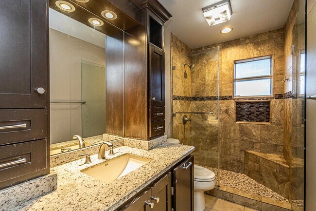 Building Photo - 527 Acacia St