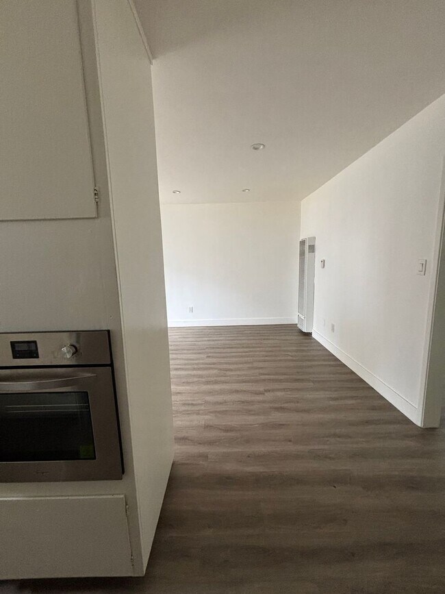 Building Photo - One-Bedroom Torrance Apartment with Stainl...